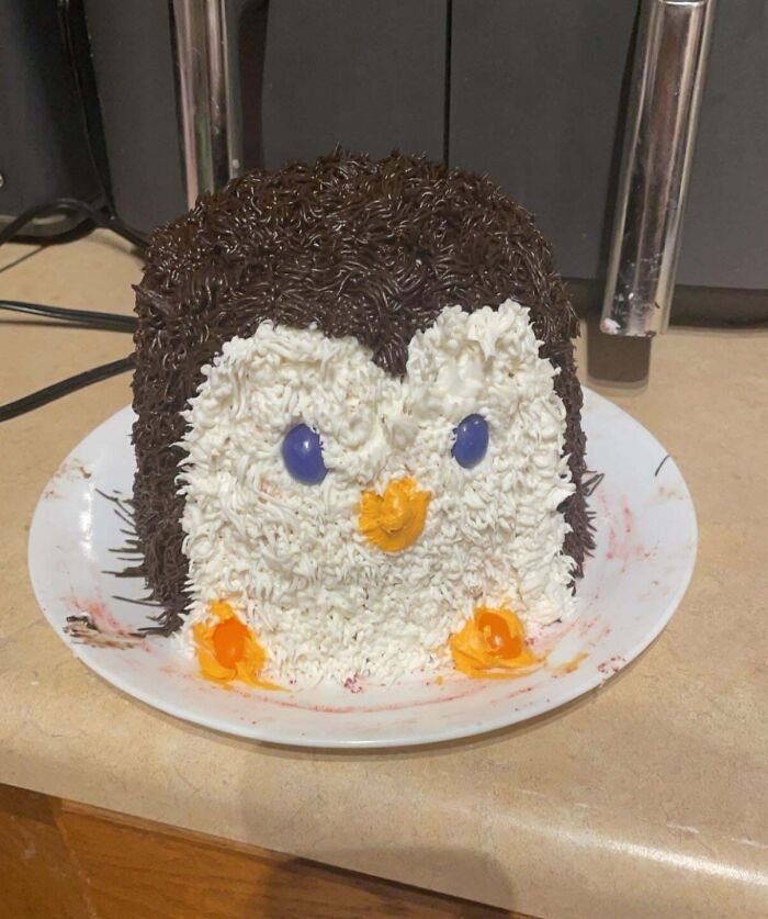 A delightful penguin-themed cake, brimming with fun and creativity.